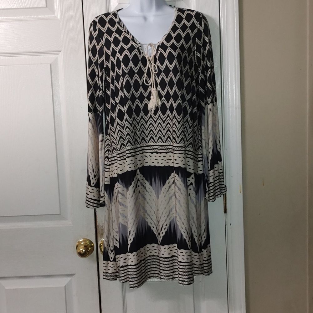 Honeylee black white  mini dress long bell sleeve Sz M EUC